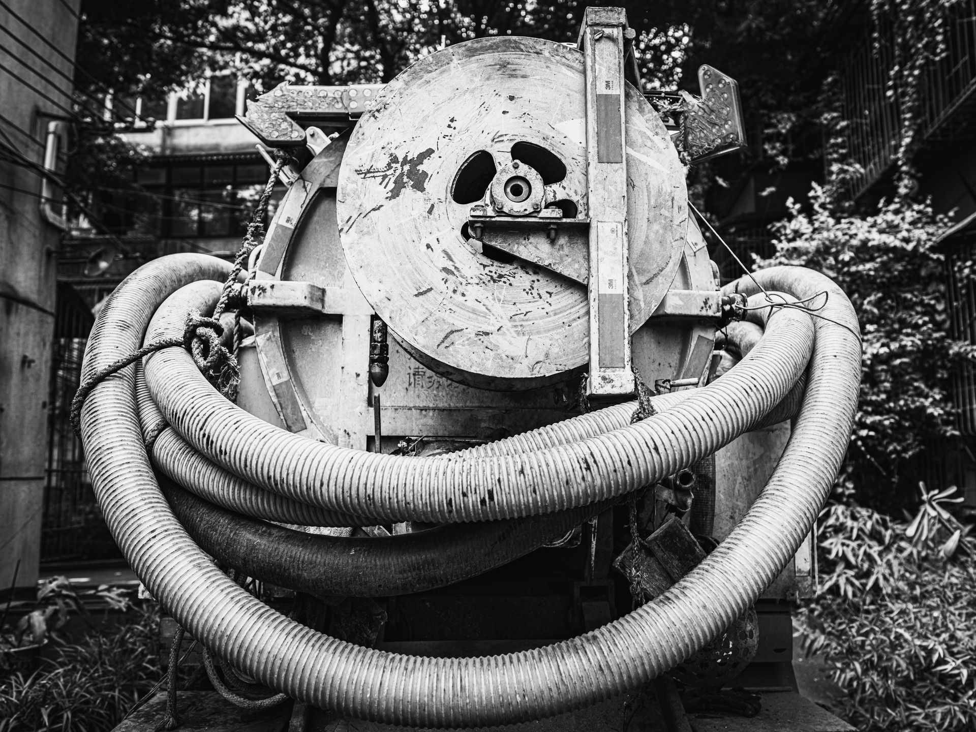 a black and white photo of a hose connected to a machine